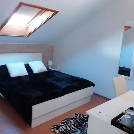 アパートホテル イドロ トロギール