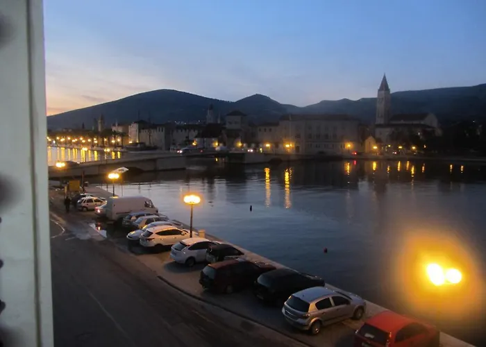 Ξενοδοχείο με διαμερίσματα Jidro Τρογκίρ